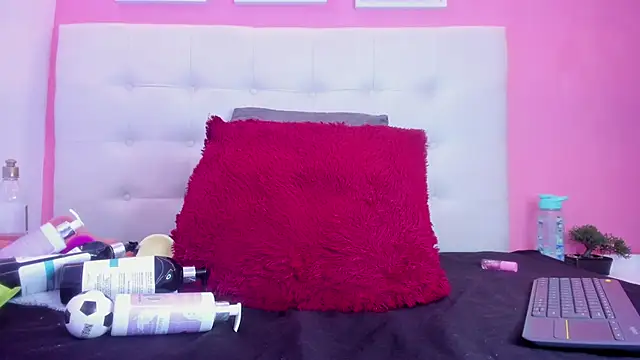 Willow Wright online show from May 15, 2:02 pm