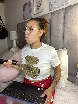 juliana-mancini online show from March 31, 11:27 pm