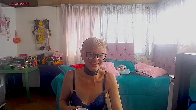 Snapshot of isabella-lips007 chatting on July 24, 1:53 pm isabella-lips007 online show from July 24, 1:53 pm