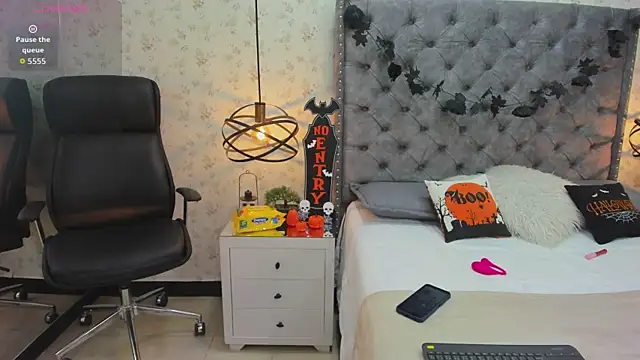 Aprilwatson online show from October 20, 7:14 pm