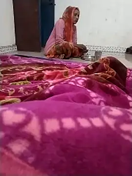 Hot raaani online show from December 20, 2:02 pm