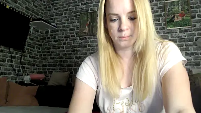 Snapshot of SexyMilf_37 chatting on April 12, 8:03 pm SexyMilf 37 online show from April 12, 8:03 pm