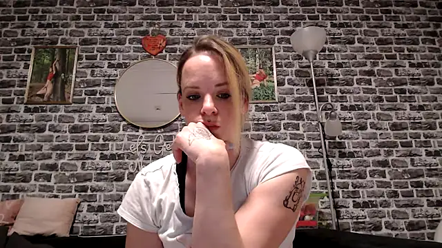 Snapshot of SexyMilf_37 chatting on April 23, 8:11 pm SexyMilf 37 online show from April 23, 8:11 pm