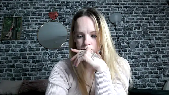 Snapshot of SexyMilf_37 chatting on May 8, 8:25 pm SexyMilf 37 online show from May 8, 8:25 pm