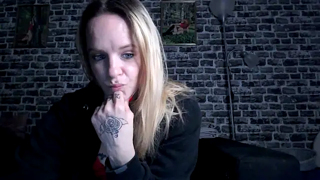 Snapshot of SexyMilf_37 chatting on May 11, 8:39 pm SexyMilf 37 online show from May 11, 8:39 pm