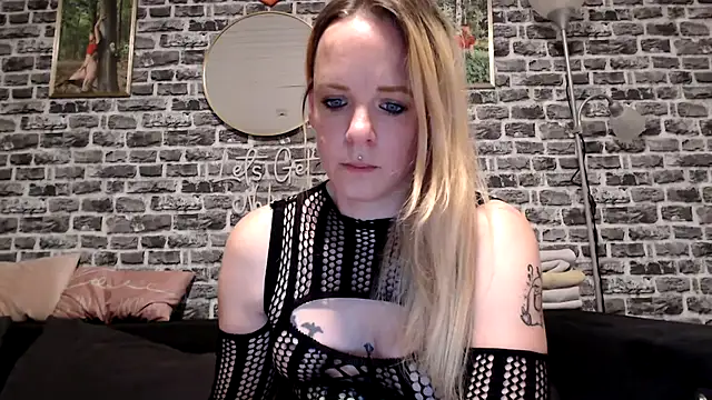 Snapshot of SexyMilf_37 chatting on May 12, 8:39 pm SexyMilf 37 online show from May 12, 8:39 pm