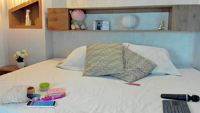 Emilly Beaumont online show from April 5, 1:30 pm