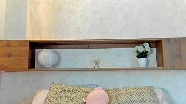 Emilly Beaumont online show from May 25, 1:17 pm