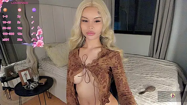 LUUVRRI 21 online show from April 5, 4:04 pm