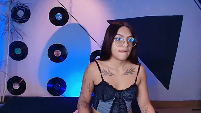 Lilith and Khloe online show from December 3, 11:19 am