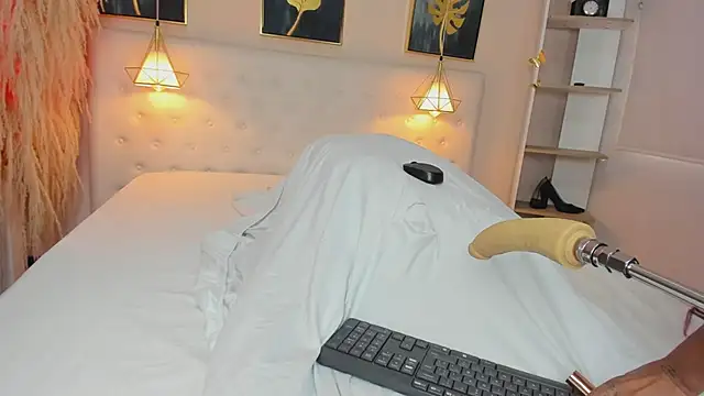 Snapshot of Cinnamon_Star chatting on February 7, 12:20 pm Cinnamon Star online show from February 7, 12:20 pm