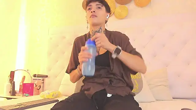 Snapshot of b3k_afrodict chatting on February 1, 3:49 am b3k afrodict online show from February 1, 3:49 am