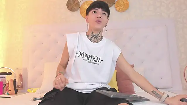 Snapshot of b3k_afrodict chatting on February 9, 3:10 am b3k afrodict online show from February 9, 3:10 am