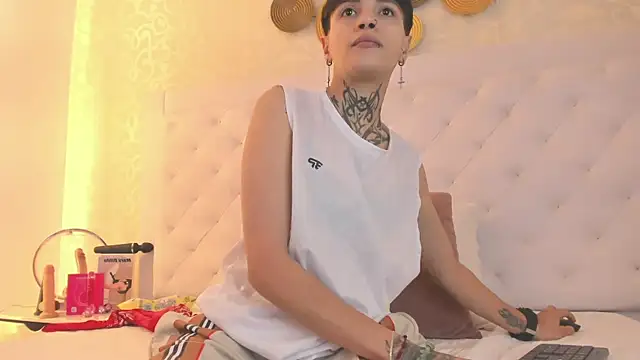 Snapshot of b3k_afrodict chatting on February 10, 3:10 am b3k afrodict online show from February 10, 3:10 am