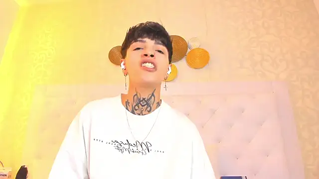 Snapshot of b3k_afrodict chatting on February 14, 3:36 am b3k afrodict online show from February 14, 3:36 am