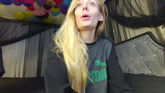 Snapshot of Lola_BugsBunny chatting on October 29, 2:19 pm Lola BugsBunny online show from October 29, 2:19 pm