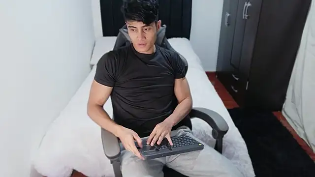 Snapshot of stylish_men chatting on October 15, 11:27 pm stylish men online show from October 15, 11:27 pm