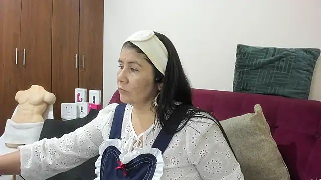 kiraGeiner online show from December 1, 1:10 am