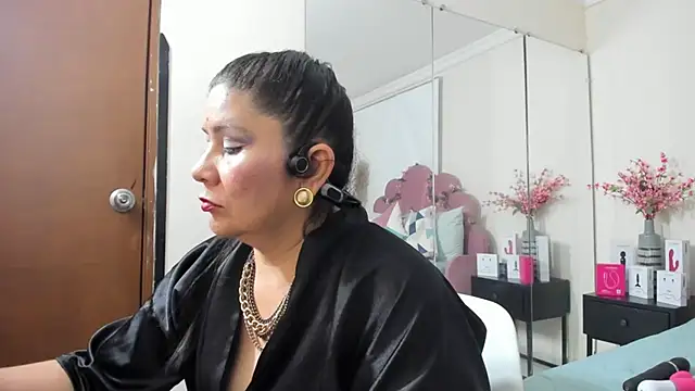 kiraGeiner online show from January 17, 8:01 pm