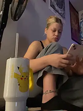 thatgurlred online show from February 13, 7:48 am