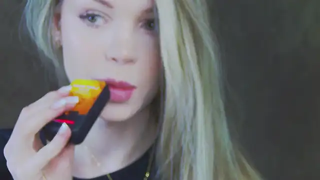 Snapshot of MarilynNova chatting on May 2, 4:28 am MarilynNova online show from May 2, 4:28 am