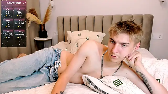 Snapshot of MrSexyCum4U chatting on October 7, 6:49 pm MrSexyCum4U online show from October 7, 6:49 pm