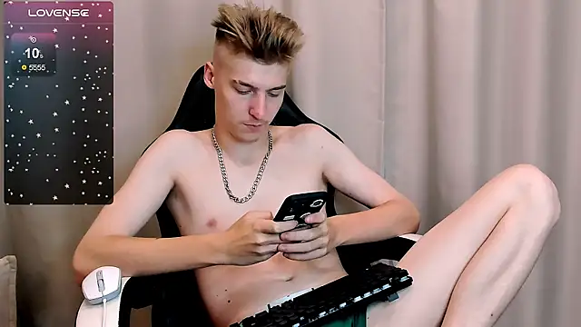 Snapshot of MrSexyCum4U chatting on October 8, 10:18 pm MrSexyCum4U online show from October 8, 10:18 pm