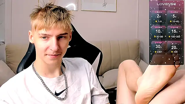 Snapshot of MrSexyCum4U chatting on October 17, 10:56 pm MrSexyCum4U online show from October 17, 10:56 pm