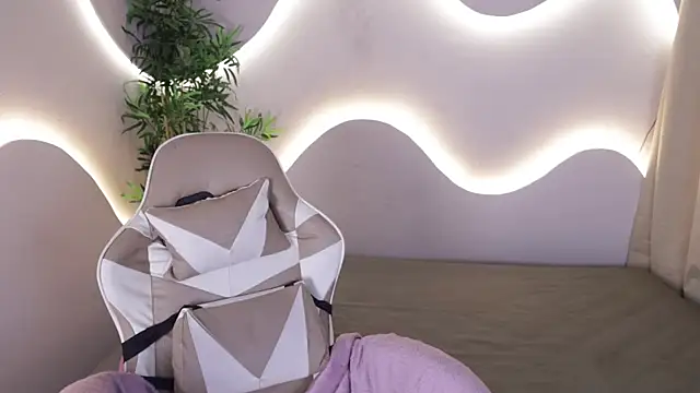 Emma and Issac online show from November 29, 4:26 am