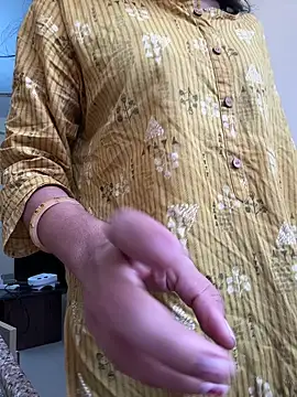 Snapshot of modelnishu chatting on February 19, 2:40 am modelnishu online show from February 19, 2:40 am