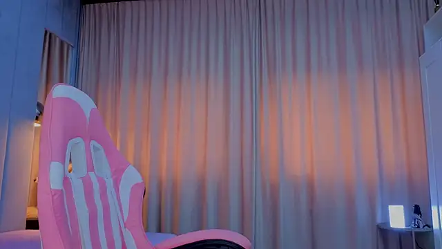 Reina Cummings online show from November 12, 6:58 am