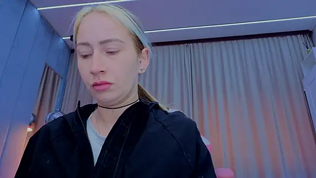 Reina Cummings online show from November 16, 7:03 am