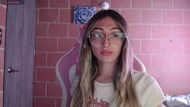 Snapshot of Andrea_camilaaa chatting on October 28, 2:20 pm Andrea camilaaa online show from October 28, 2:20 pm