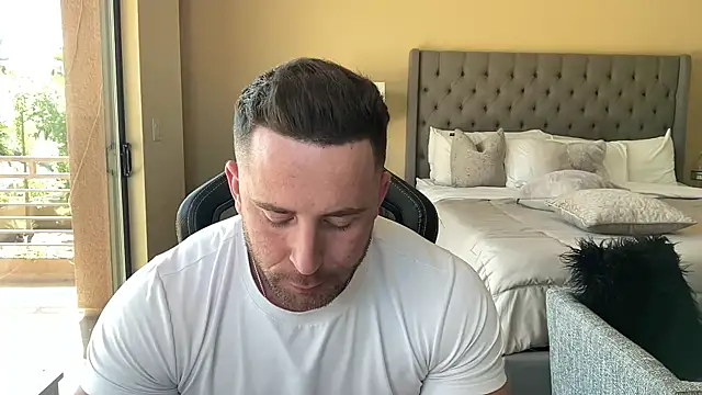 brettmycles28 online show from September 26, 6:23 pm