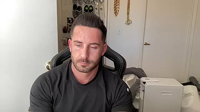 Snapshot of brettmycles28 chatting on June 26, 3:16 pm brettmycles28 online show from June 26, 3:16 pm