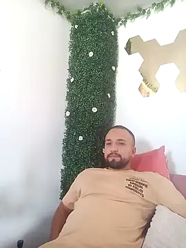 Snapshot of Miguel_SaraPink chatting on March 2, 9:32 pm Miguel SaraPink online show from March 2, 9:32 pm