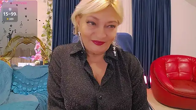 Snapshot of HypnotikCate chatting on January 11, 4:06 am HypnotikCate online show from January 11, 4:06 am