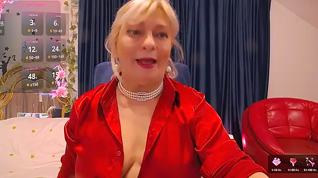 Snapshot of HypnotikCate chatting on February 7, 8:44 am HypnotikCate online show from February 7, 8:44 am