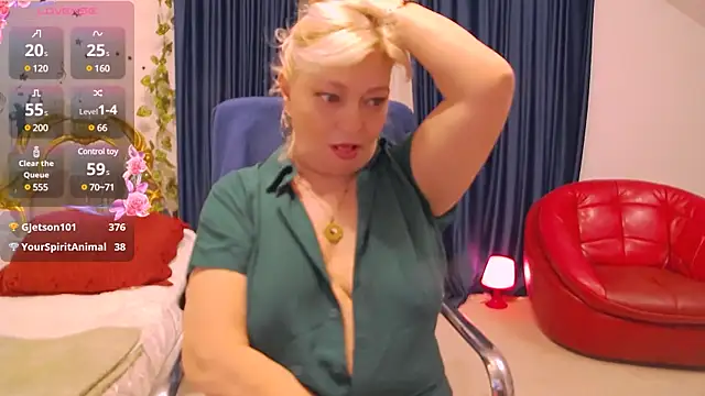 Snapshot of HypnotikCate chatting on February 20, 3:01 am HypnotikCate online show from February 20, 3:01 am