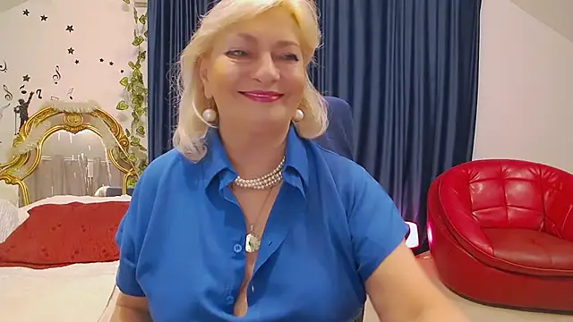 Snapshot of HypnotikCate chatting on March 8, 3:39 am HypnotikCate online show from March 8, 3:39 am