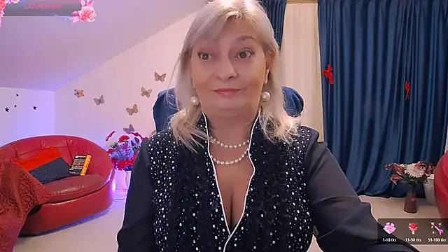 Snapshot of HypnotikCate chatting on February 4, 4:13 pm HypnotikCate online show from February 4, 4:13 pm