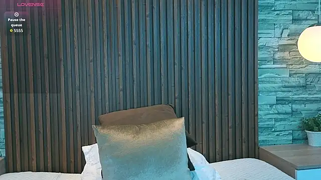 leilapons online show from April 4, 5:43 pm