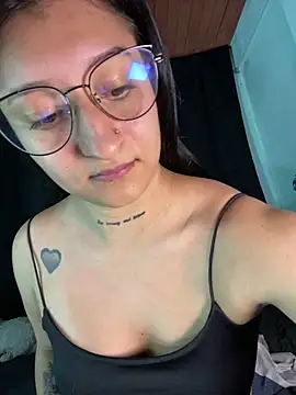 EVAH LEE  online show from June 6, 3:55 am