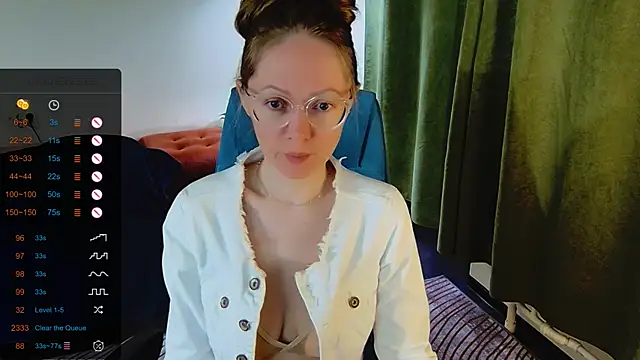 Snapshot of _Goldilocks_ chatting on September 15, 6:35 am  Goldilocks  online show from September 15, 6:35 am