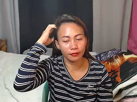 Snapshot of joanpetite chatting on December 18, 8:04 pm joanpetite online show from December 18, 8:04 pm