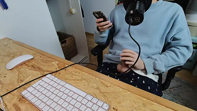 Snapshot of BenReich chatting on November 10, 8:08 pm BenReich online show from November 10, 8:08 pm