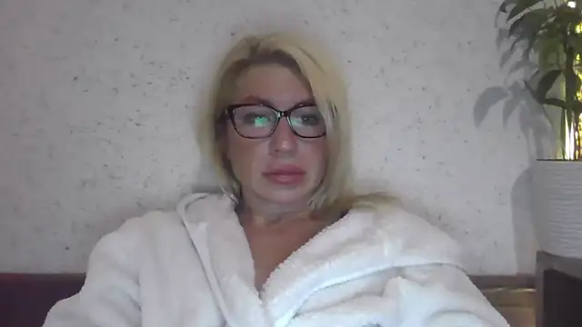 Snapshot of fox_red_lady7 chatting on October 16, 8:54 pm fox red lady7 online show from October 16, 8:54 pm