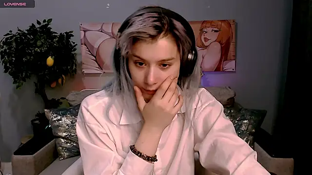 Snapshot of SophieAsh chatting on October 11, 7:29 am SophieAsh online show from October 11, 7:29 am