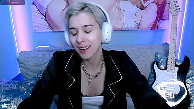 Snapshot of SophieAsh chatting on November 16, 10:32 am SophieAsh online show from November 16, 10:32 am