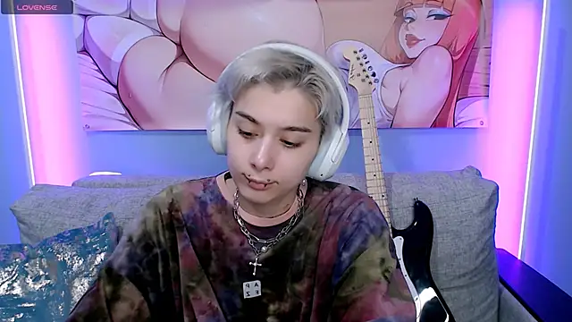 Snapshot of SophieAsh chatting on November 18, 9:03 am SophieAsh online show from November 18, 9:03 am